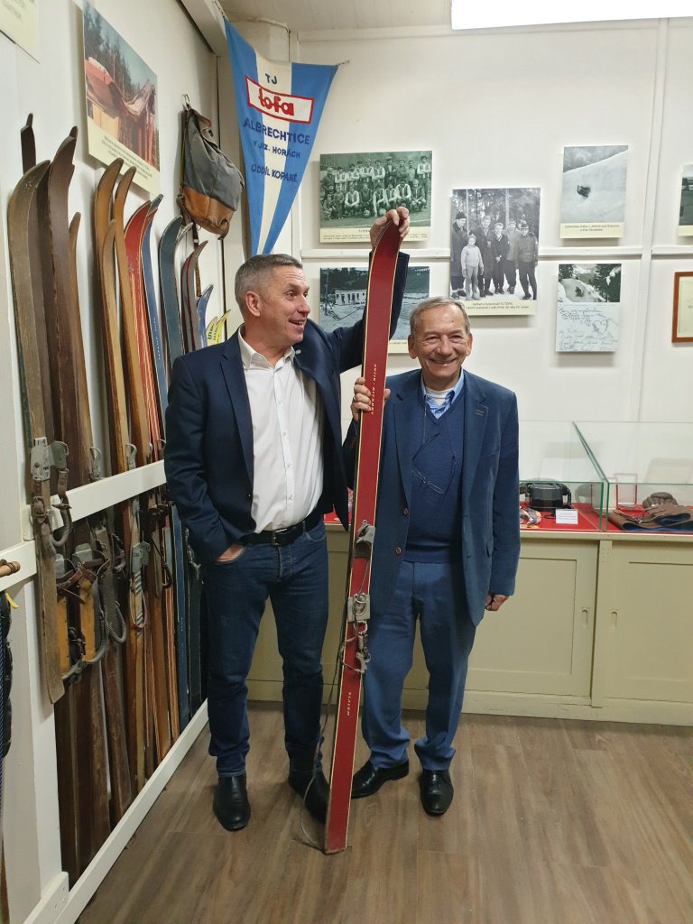 SenatCZ's tweet photo. "Na těhle lyžích jsem sám jezdil a už jsou v muzeu," řekl předseda Senátu Jaroslav Kubera při návštěvě muzea DETOA Albrechtice. Na fotce společně se senátorem a starostou Albrechtic v Jizerských horách @SenatorZeman. #ZCest #SenatoriVRegionech https://t.co/SddUw4Ya2z