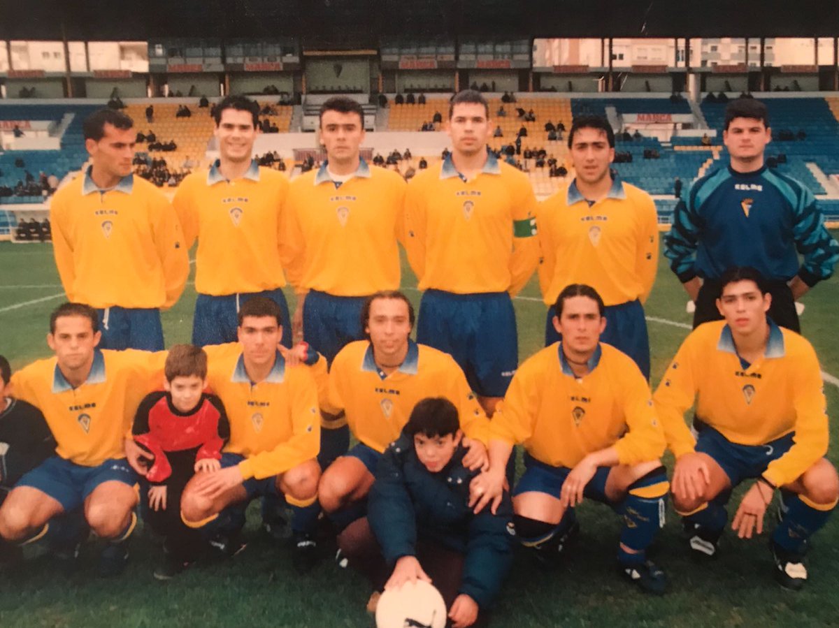 📷 📜 #Fotazohistóricacantera📜

📌 CCF B Campeón de Liga: 98-99 en Reg Preferente

⚽ Entrenador: Paco Baena. 

⚽ Arriba: Víctor Vía, <a href="/Javinavarro20/">Javi Navarro</a>, Jorge, Mariño, <a href="/juanmacruz7/">Juanma Cruz</a>, Navas

⚽ Abajo: Velázquez, Muiños, Iván Guerrero, <a href="/S_Iglesias20/">Sergio Iglesias</a> y Álvaro.