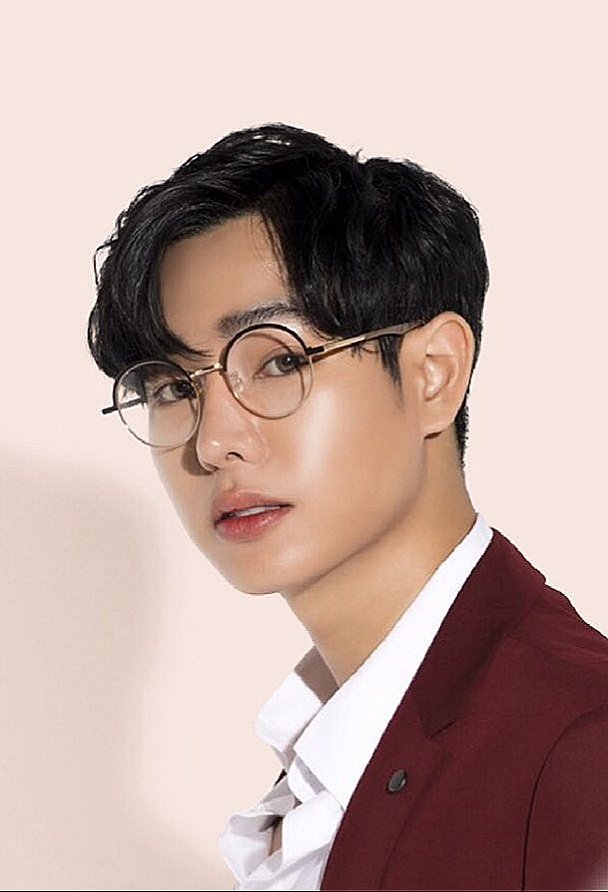 Caffeine2828's tweet photo. ขุ่นพระ !!!!!! ท่านชายนิรุธคะ นี่นวลฉวีเจ้าสาวของคุณพี่ไงคะ หล่อดั่งเทพบุตรมาจุติ เคลิ้มเลย / เดินลอยๆ ลากกระเป๋าเข้าบ้านทรายทอง 😍

#FrontxPeckPalit  #EverydayWithFront 
#เป๊กผลิตโชค
#Fronteyewearthailand https://t.co/XqL8Jwn7ma