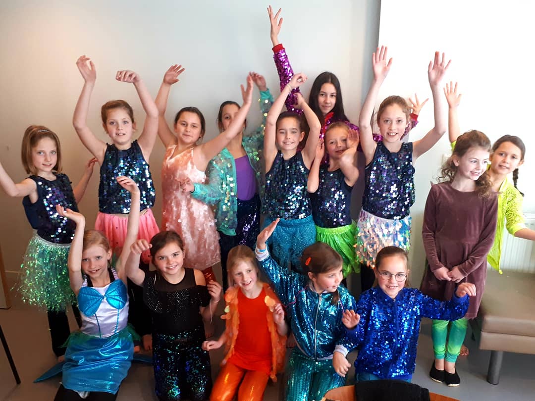hollandopera's tweet photo. Afgelopen zondag straalde deze jonge dansers op het podium van Meermeisje in Kerkrade! Wat een glitter succes met de dansworkshop! 🤩 #meermeisje #jeugdopera #familievoorstelling #nuinhettheater #dansworkshop https://t.co/oFldrkvLRY