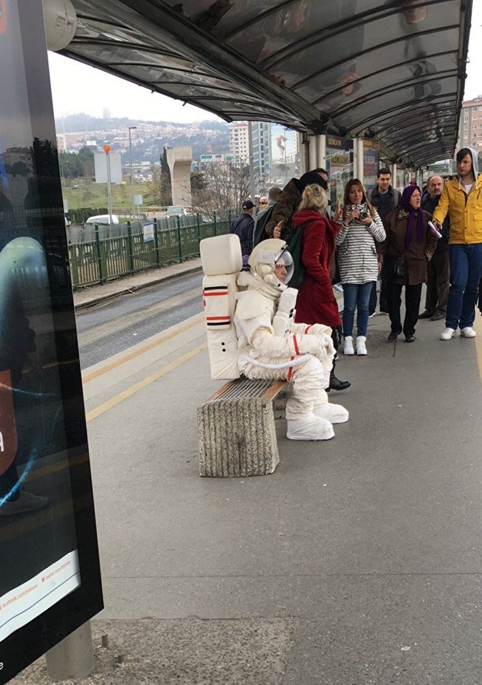 Çok güzel deliriyoruz.

İstanbul’da astronot kıyafeti giymiş şekilde metrobüs durağında bekleyen bir genç şaşkınlık yarattı.

Yerli astronot, Zincirlikuyu yönüne giden metrobüse binerek gitti.