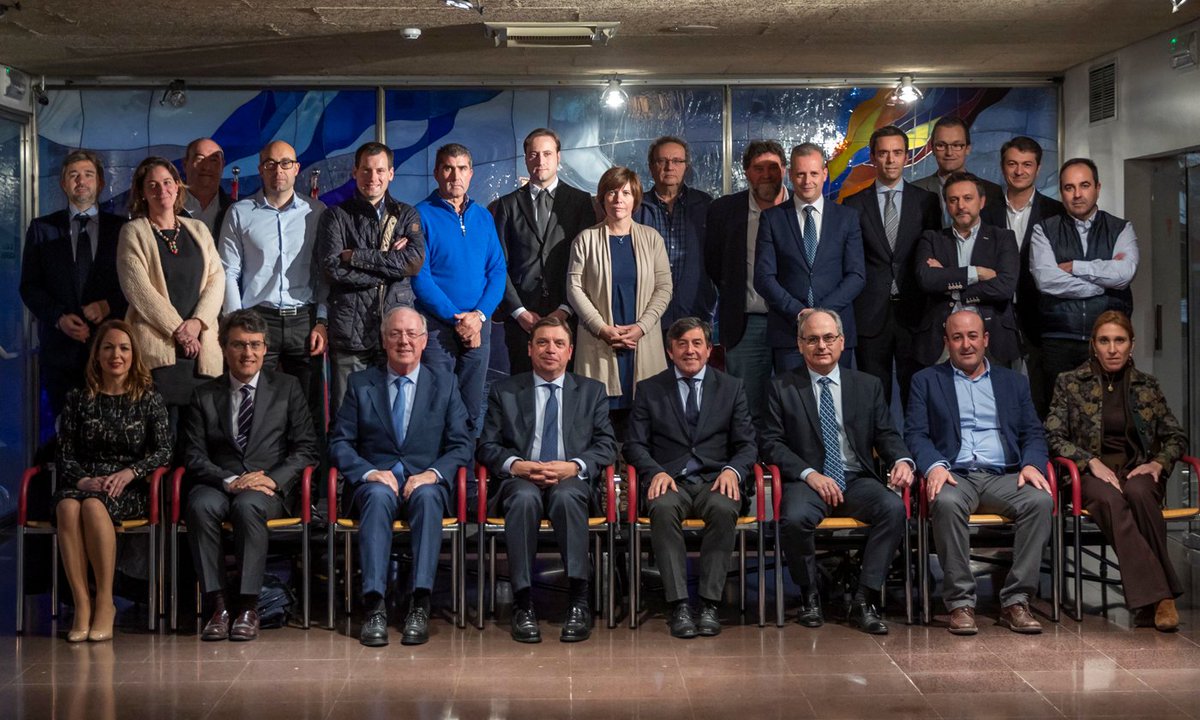 La Prensa del Rioja (@prensarioja) on Twitter photo Representantes de Rioja se reúnen con el Ministro de Agricultura para analizar la situación del sector  bit.ly/2RHgZ94 #wine #vino #vinoderioja #riojawine #winelovers <a href="/RiojaWine_ES/">Rioja Wine España</a> Representantes de Rioja se reúnen con el Ministro de Agricultura para analizar la situación del sector  bit.ly/2RHgZ94 #wine #vino #vinoderioja #riojawine #winelovers <a href="/RiojaWine_ES/">Rioja Wine España</a>