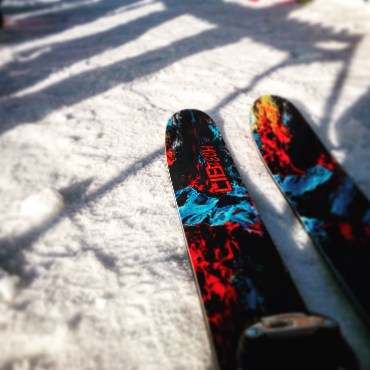 kawabaski's tweet image. 川場スキー場プレミアレンタルより！川場新登場のスキーを紹介です✨
「LIB TECH」大きめのノーズとテールのロッカーで浮力もありながら、スピード感ある滑りが可能。
#advancesnow #libtech
#libtechnologies
#mervinmade
#kawabaski #snowboard #snow #ski #川場スキー場 #レンタル