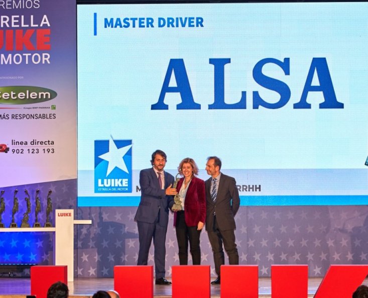 masHumanoRed's tweet photo. La empresa líder en transporte terrestre @ALSA_Autobuses ha sido galardonada con la #EstrellaLuike a la mejor iniciativa de #RRHH por su programa #MasterDriver. Desde la @Fundmashumano les damos la enhorabuena. Más en ➡️ https://t.co/ECsaCIIL10 Vía @EquiposyTalento https://t.co/0RrUmSoUvM