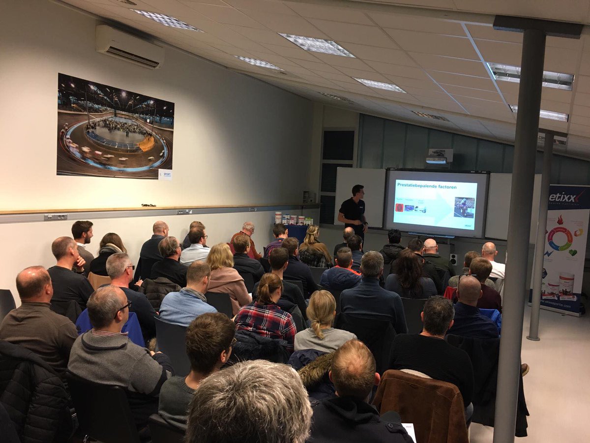 EtixxBENELUX's tweet photo. Gisteren hadden we het genoegen om een volle zaal geïnteresseerde wielerfanaten te informeren om via 'sport'voeding hun prestaties tijdens de Etixx Classics Tour te optimaliseren

Volgende infosessie:
🗓 11 februari 20u
📍 Vlaams Wielercentrum
INSCHRIJVEN: https://t.co/42PsV8uD0B https://t.co/OL3bQIOBtO