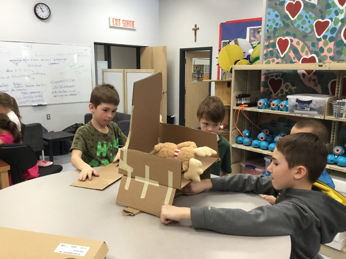 Défi d'aujourd'hui est de construire une chaise qui supporte une peluche. #collaboration, #communication