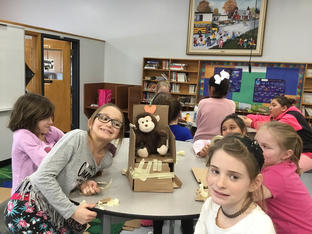 Deux équipes de filles ont relevé le défi de construire une chaise seulement avec du ruban adhésif et du carton. <a href="/EEC_St_Victor/">EEC Saint-Victor</a> <a href="/CSDCEO/">CSDCEO</a>