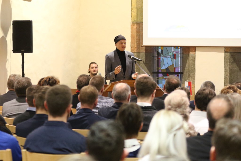 cdu_fraktion_th's tweet photo. .@MikeMohring bei seiner Ansprache: „Die Kammern sind auf diesem Weg gute Partner für uns. Als Ansprechpartner und als Mahner, wenn man etwas nicht 100 Prozent rund läuft“ #Stift2018 #Handwerk #DualeAusbildung https://t.co/QsAdPQZaWH