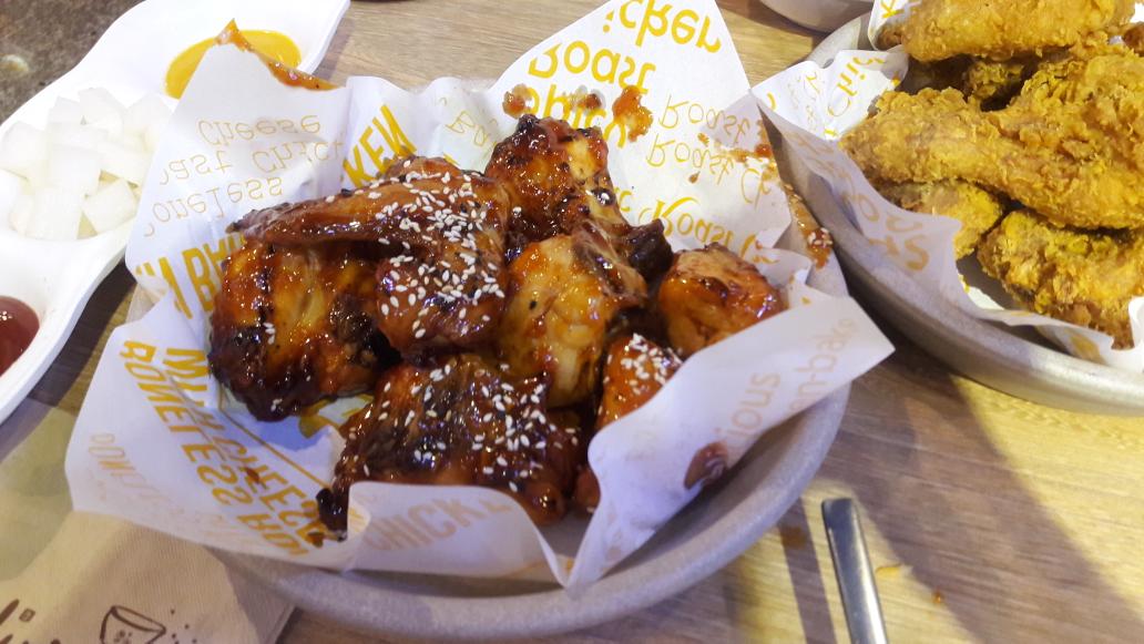 LadyteardropTT's tweet photo. ร้าน DON CHICKEN ตรงซอลบิงโคเรียทาวน์ คือ ดีเด้อ เป็นร้านไก่อบ ไก่ทอด คือได้เยอะมาก สั่งเซต 499 เป็นไก่ทอดออริจินัล กับ ไก่อบแบบเผ็ด มาเต็มมากจ้า เหมือนได้กินไก่ทั้งตัว ไก่อบอร่อยมากอ่ะ แต่ไก่ทอดออริ แนะนำว่ากินกับเบียร์เข้ากว่ากินโดดๆนะ ไปลองเด้อ #อร่อยบอกต่อ https://t.co/njsgIoOHv8