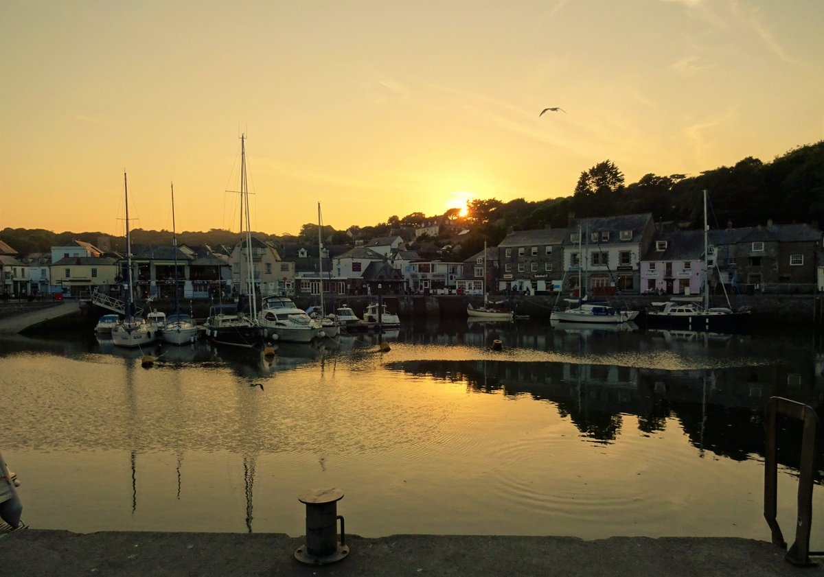 AlstonArts's tweet photo. A very pretty #Padstow one evening, last summer in #Cornwall #artistslight https://t.co/ZsUJTl93jF