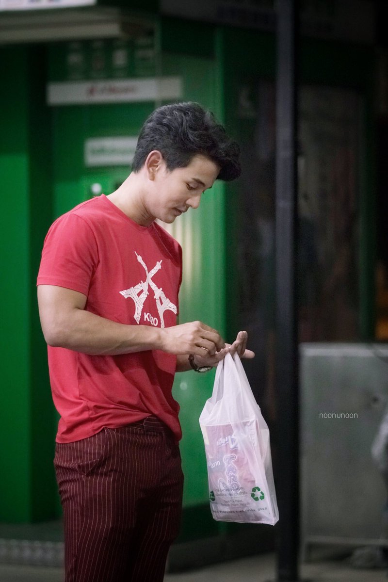 noonunoon's tweet photo. วันนี้ผญ.ใจดีแจกอั่งเปาเด็กๆด้วยอ่า  เกิดช้ามันดีตรงนี้นี่เอง  ฮืออ  🤣

ในขณะที่ฐานิดายืนสำเหนียกอายุตัวเองอยู่  พก.ก็บอกว่านี่เด็กหนิ  ไอ่เราก็นึกว่าเค้าแจกแบงค์เขียว  พอเห็นพี่ยื่นใบแด��มานี่สตั๊นท์ไปเลย  หน่านี๊ ?!!??  

เก็บแบงค์นี้ไว้เป็นบุญกระเป๋า  จะไม่ใช้อะ  บอกเลย 555555 https://t.co/tqEBvv8C6b