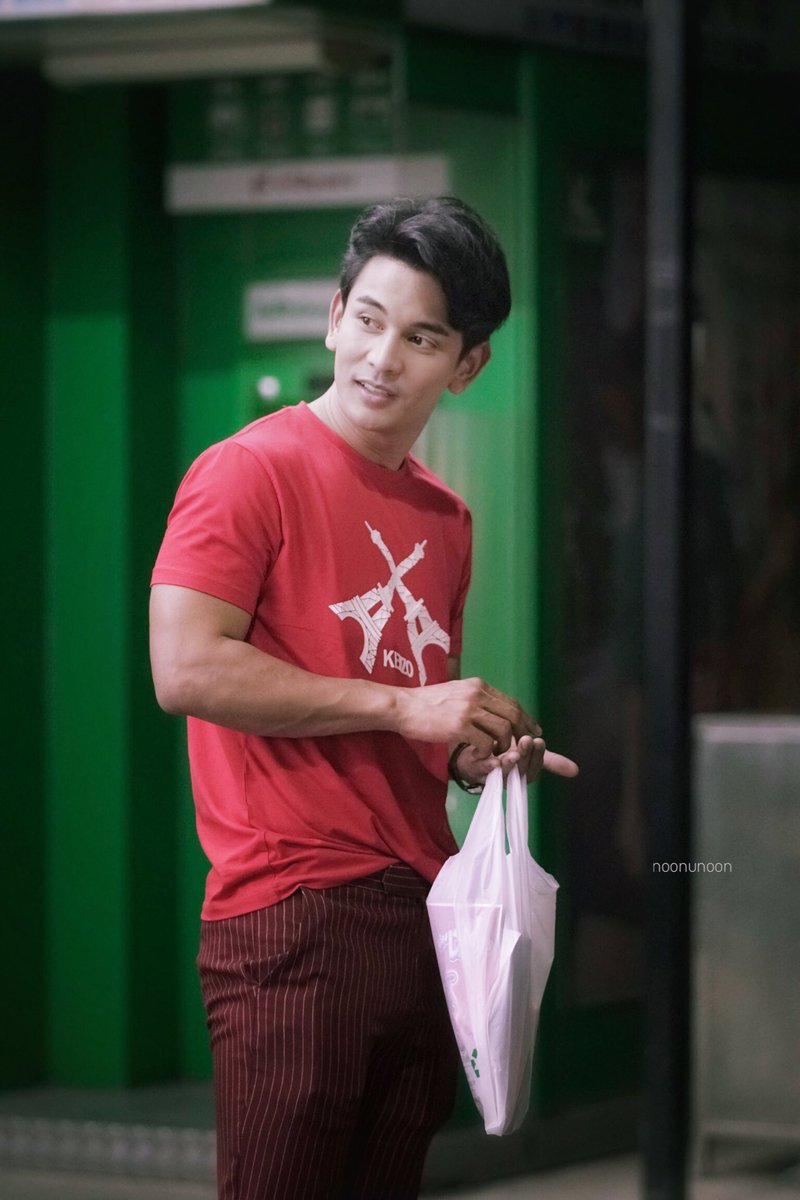 noonunoon's tweet photo. วันนี้ผญ.ใจดีแจกอั่งเปาเด็กๆด้วยอ่า  เกิดช้ามันดีตรงนี้นี่เอง  ฮืออ  🤣

ในขณะที่ฐานิดายืนสำเหนียกอายุตัวเองอยู่  พก.ก็บอกว่านี่เด็กหนิ  ไอ่เราก็นึกว่าเค้าแจกแบงค์เขียว  พอเห็นพี่ยื่นใบแด��มานี่สตั๊นท์ไปเลย  หน่านี๊ ?!!??  

เก็บแบงค์นี้ไว้เป็นบุญกระเป๋า  จะไม่ใช้อะ  บอกเลย 555555 https://t.co/tqEBvv8C6b