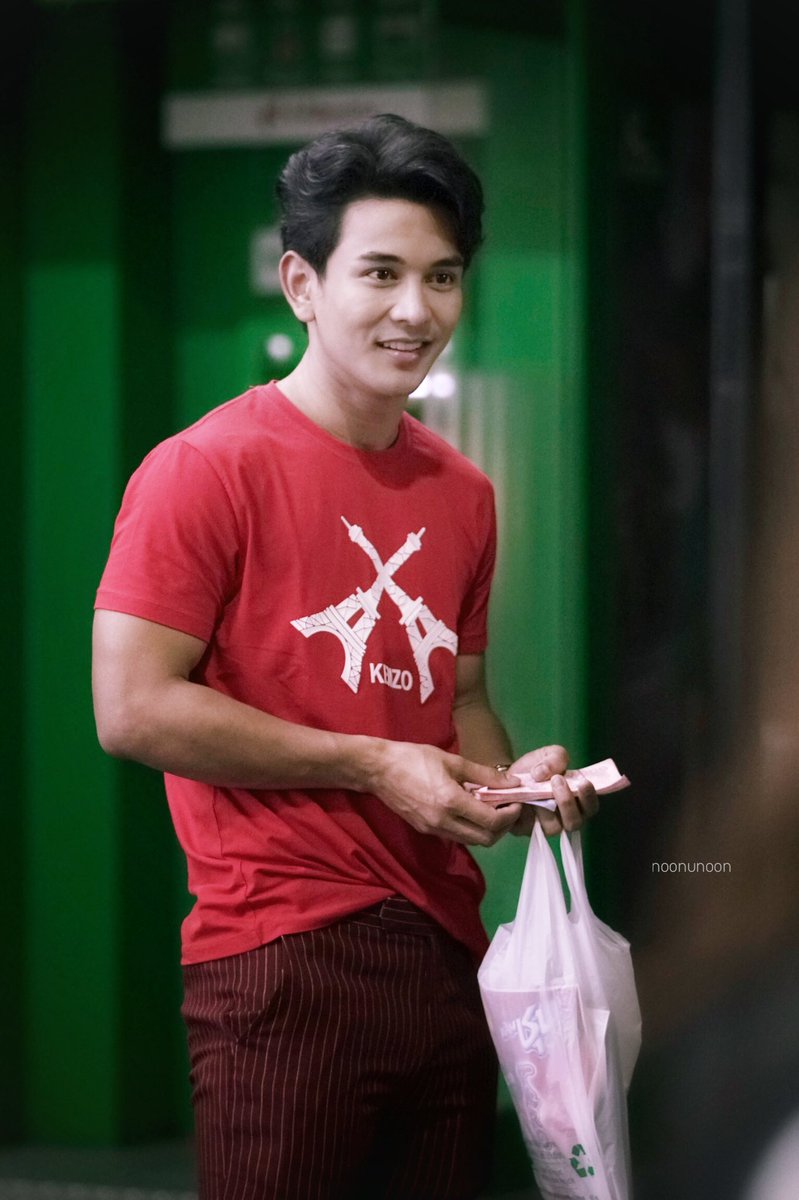noonunoon's tweet photo. วันนี้ผญ.ใจดีแจกอั่งเปาเด็กๆด้วยอ่า  เกิดช้ามันดีตรงนี้นี่เอง  ฮืออ  🤣

ในขณะที่ฐานิดายืนสำเหนียกอายุตัวเองอยู่  พก.ก็บอกว่านี่เด็กหนิ  ไอ่เราก็นึกว่าเค้าแจกแบงค์เขียว  พอเห็นพี่ยื่นใบแด��มานี่สตั๊นท์ไปเลย  หน่านี๊ ?!!??  

เก็บแบงค์นี้ไว้เป็นบุญกระเป๋า  จะไม่ใช้อะ  บอกเลย 555555 https://t.co/tqEBvv8C6b