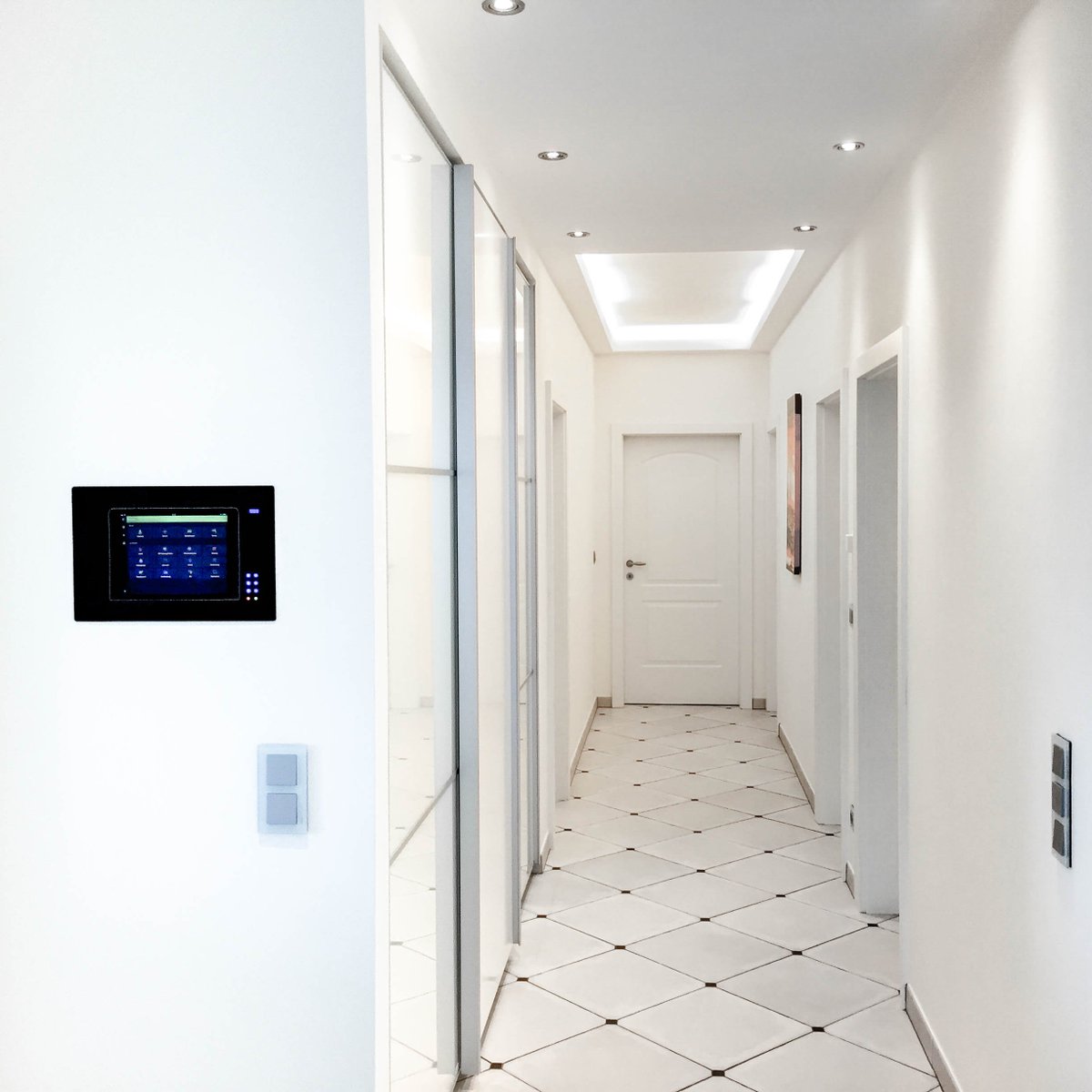 iRoom_at's tweet photo. Watch out for our #iDock! Control your #home with your @Apple #iPad out of our stylish, motorized wall-mount. This austrian project was realized from #ISElektrotechnik. Great work!

@iRoom_at @Eltako_Europe #premium #wallmount #Apple #SmartHome #trend #luxury #style #trend https://t.co/Pbiuvcz4nh