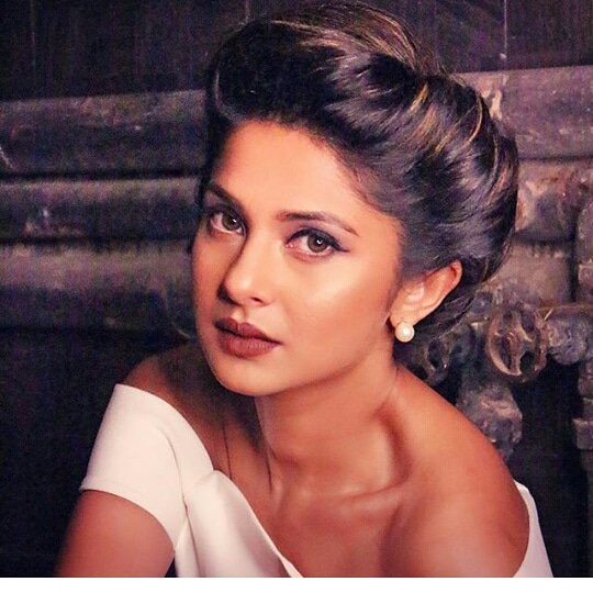 LMGEntertainmen's tweet photo. Who is your favourite ?? 

#StarPlus #ColorsTv #ITA2018

1) #JenniferWinget 👉🔁RT 
2) #SurbhiChandna 👉❤️Like 

#Bepannaah #Ishqbaaaz 
#HarshadChopda #NakuulMehta 

Reply With Your Option Using #LiveMithila https://t.co/IqferuENQB