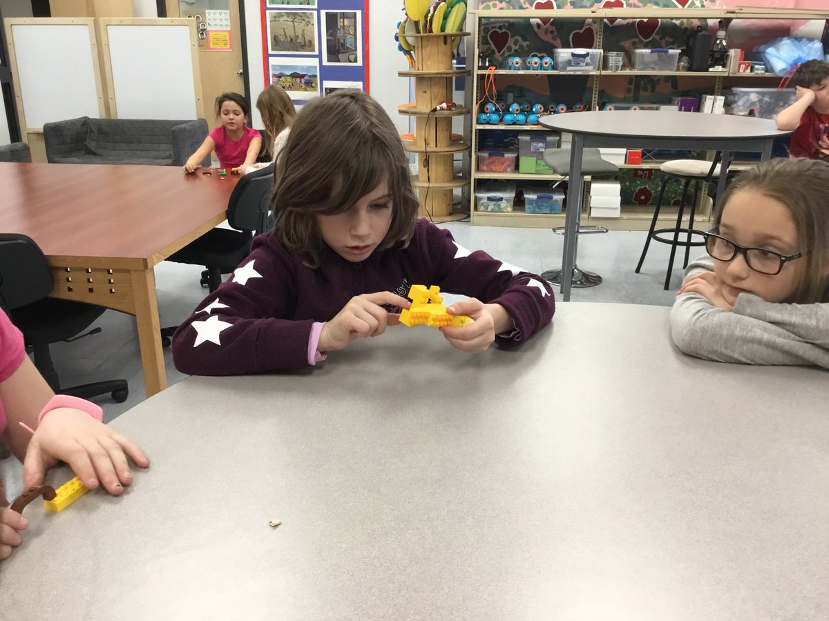 Nos ingénieures contruisent un aminal en utilisant 25 morceaux de lego.  #communication, #penseecreative <a href="/EEC_St_Victor/">EEC Saint-Victor</a>