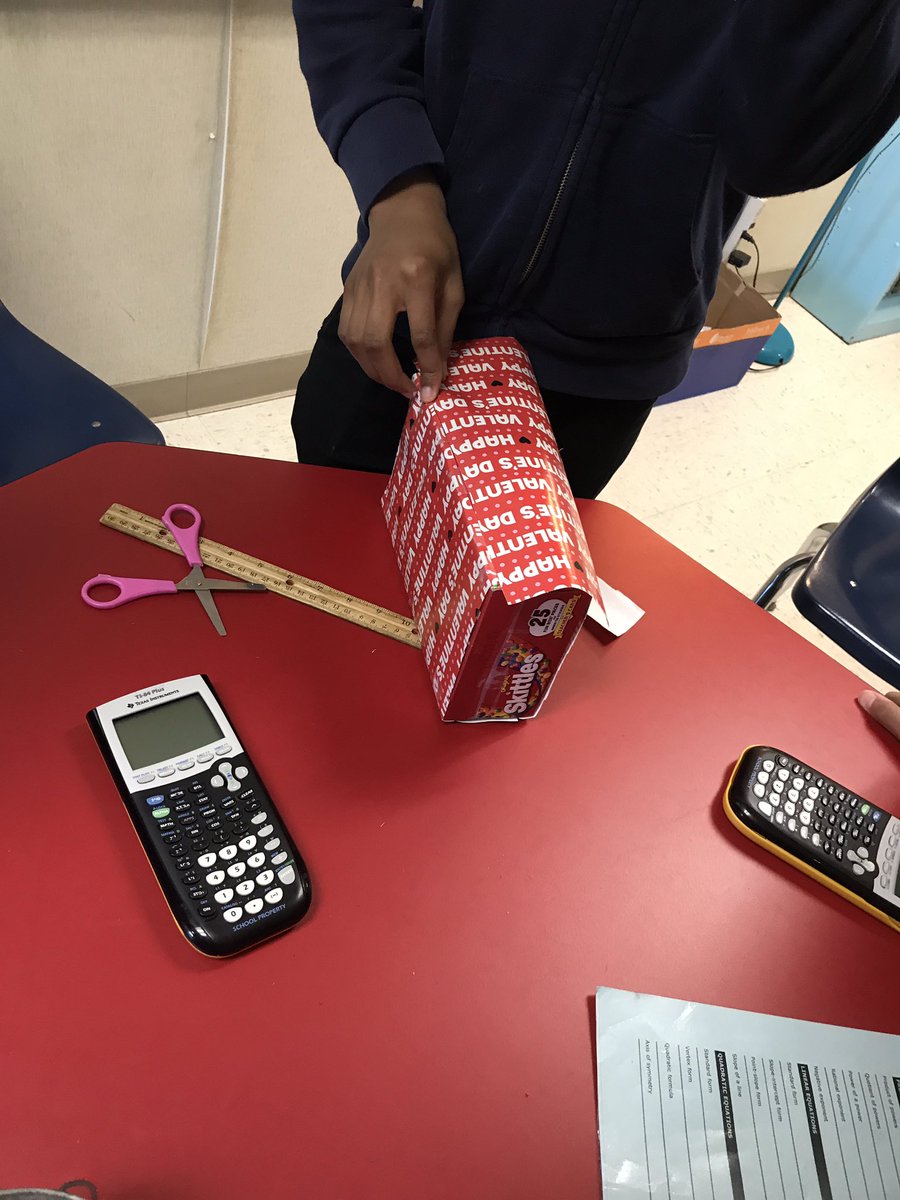 nikkhipo's tweet photo. My favorite lesson. How much wrapping paper do you need? #surfacearea #forneyfamily #brainbased @BearsBMS https://t.co/UjDhYLv9Qo