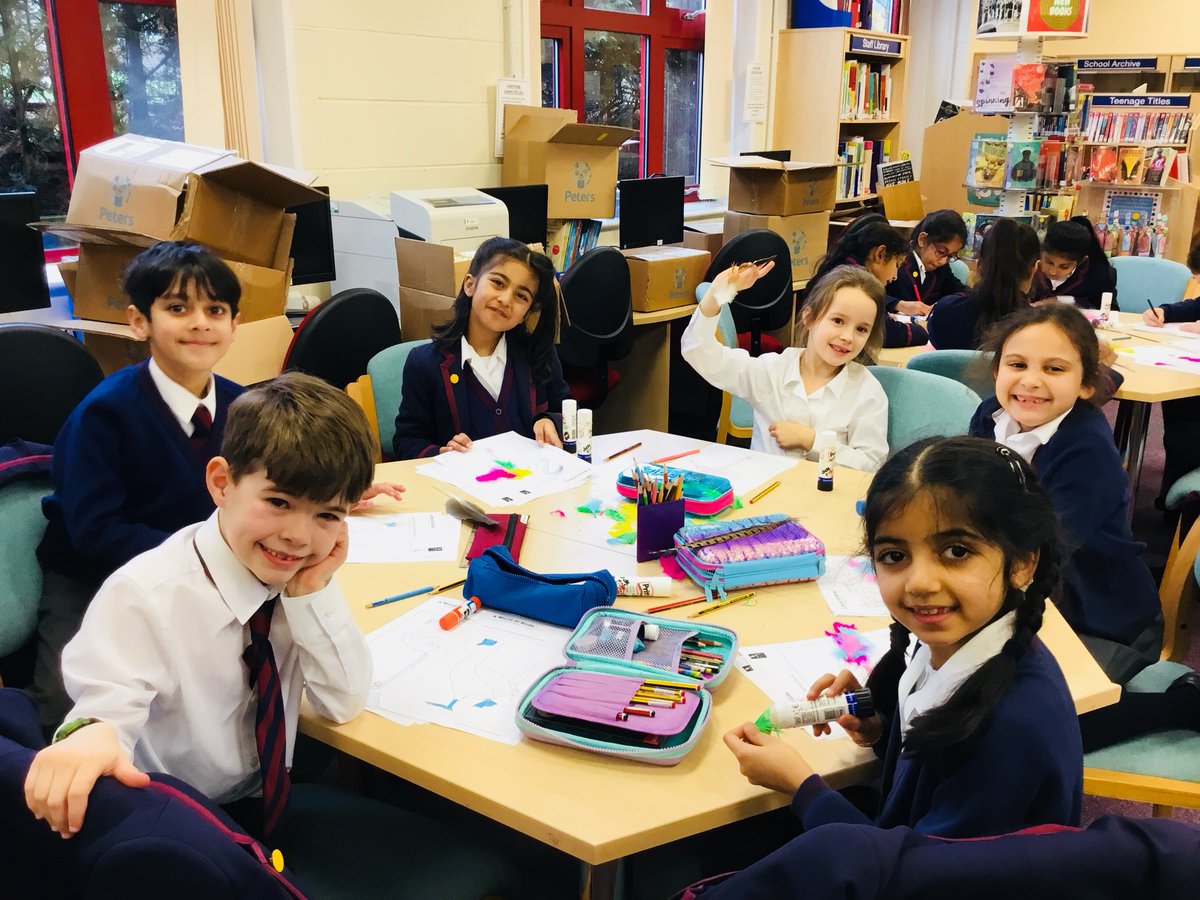 StAubynsLibrary's tweet photo. The lovely @vickywoodgate ran an amazing workshop this afternoon for some of our year 3 and 4 pupils. We also snapped a photo of her in our special #10thAnniversary #photobooth!
#10YearsoftheLibrary #GreatSchoolLibraries https://t.co/uLPOxn5wC8
