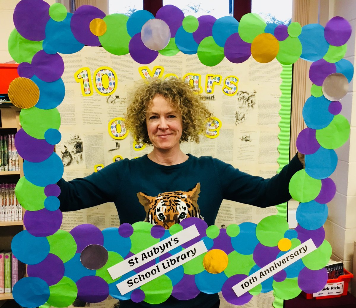 StAubynsLibrary's tweet photo. The lovely @vickywoodgate ran an amazing workshop this afternoon for some of our year 3 and 4 pupils. We also snapped a photo of her in our special #10thAnniversary #photobooth!
#10YearsoftheLibrary #GreatSchoolLibraries https://t.co/uLPOxn5wC8