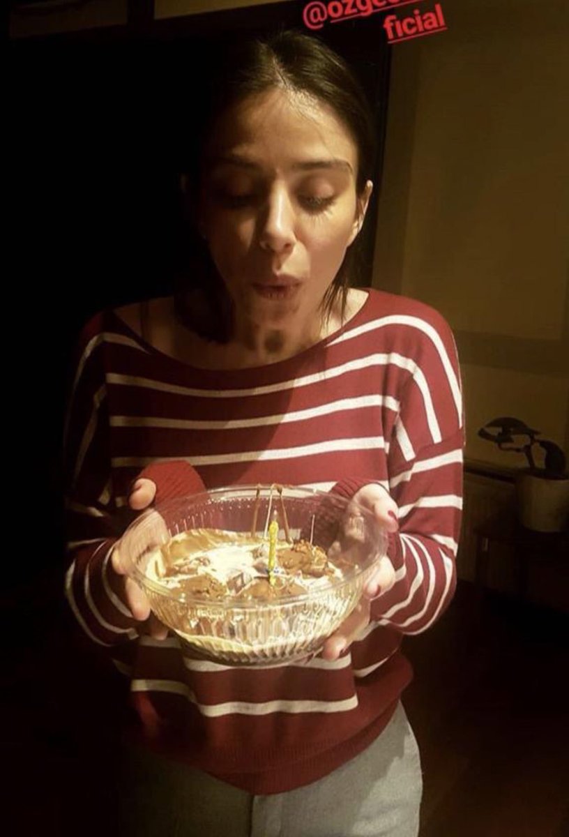 ozgeismine's tweet photo. Hani kokusunu bilmeden kokusunu özlersin ya, işte tam şuan o noktadayım her zerreni özlüyorum Özge��m bi gün sana kavuşmak ümidiyle iyi ki doğmuşsun iyi ki varsın ❤️😭 @ozgecangurel MutluYaşlara ÖzgeGürel , Umarım okursun 💓 https://t.co/wWpVB6SvFa