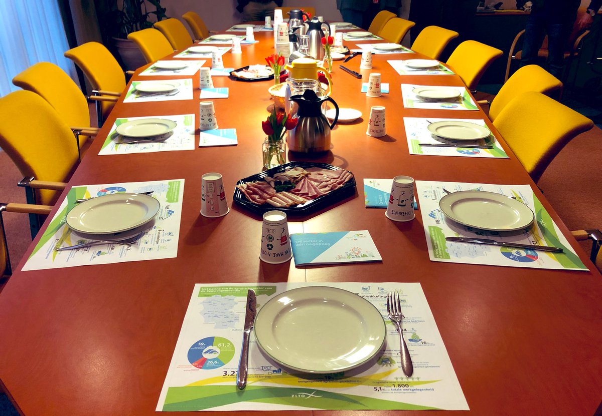 Vanmiddag nam burgemeester Eugster namens het College in Reusel het rapport ‘wat is het economische belang van de agrarische sector voor de Kempen’ in ontvangst. Deze jonge ondernemers verzorgden een lunch met streekproducten om dit nog eens te onderstrepen! #jongzlto <a href="/ZLTO/">ZLTO</a>