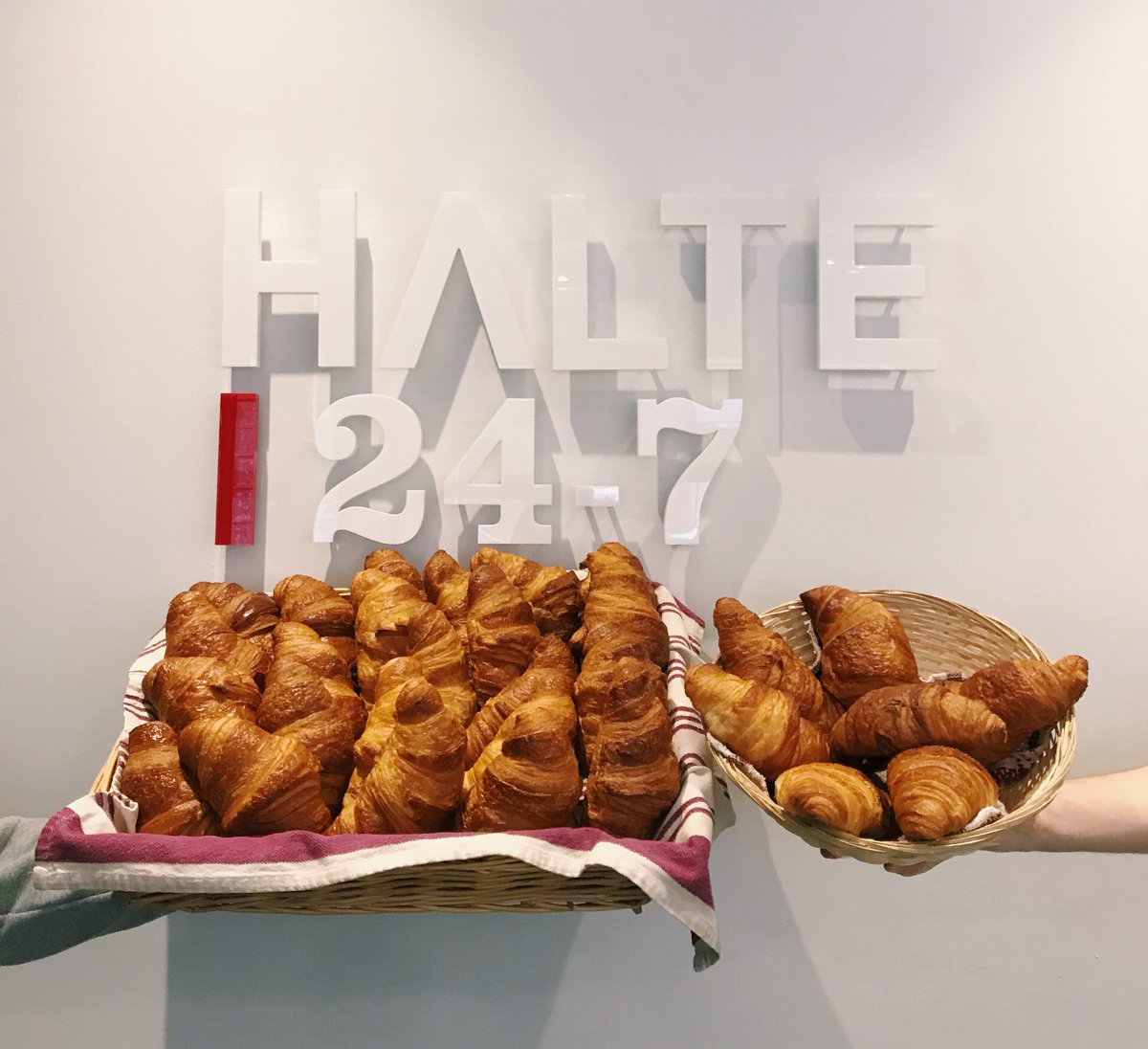 Halte247's tweet photo. La boulangerie Première Moisson nous a aidé ce matin à rendre votre journée un peu meilleure. Des #sourires et de la bonne humeur à la #halte247 🥐🤩 C’est ça aussi l’ambiance coworking #coworkingspace #coworking #entrepreneurs #entrepreneuriat #croissants #whereiwork https://t.co/hgDFoLzutA