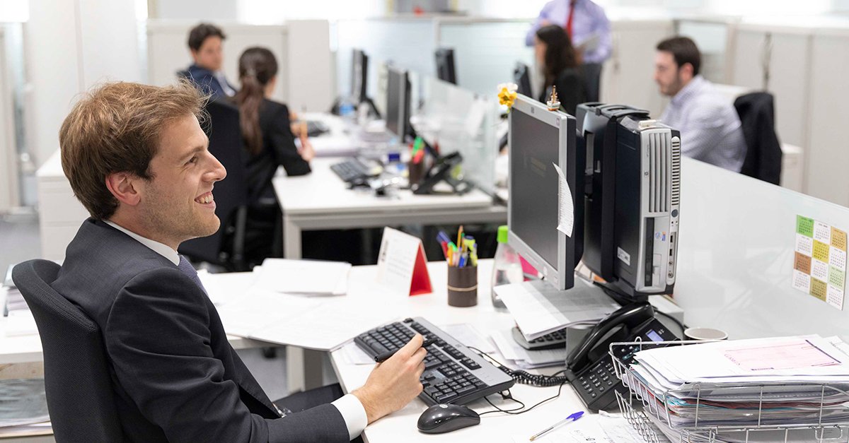 En Cajasur estamos buscando profesionales con experiencia comercial en banca. Si quieres ser parte de nuestro equipo, regístrate ow.ly/Z5Rh30nAaLh