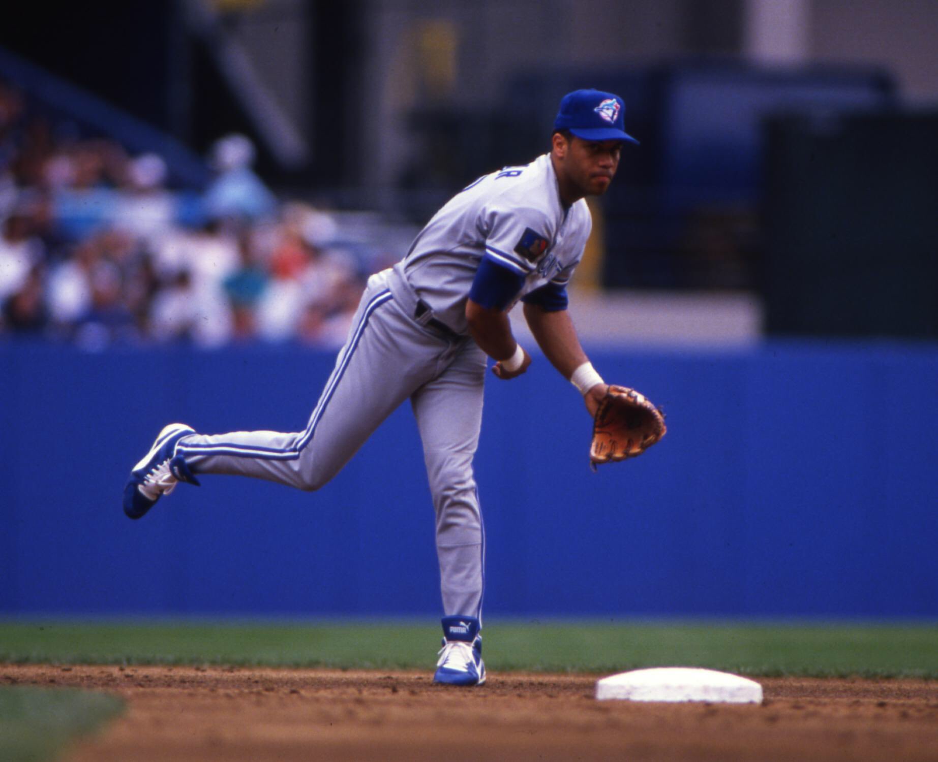 A very Happy 51st Birthday to former second baseman/Hall of Famer, Roberto Alomar!   