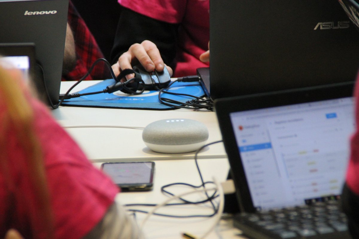 viewnext's tweet photo. Hoy está teniendo lugar el #HackathonViewnextUSAL con altavoces inteligentes.
¡Ya tenemos a los equipos trabajando a tope! ¡Suerte, chic@s! @usal @CatedraAgile
#GenteViewnext https://t.co/L9FWSL0rBy
