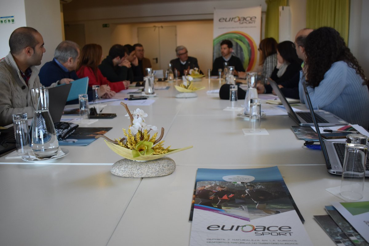 EuroaceSport's tweet photo. Reunión de los socios del proyecto en Monsanto (Portugal) para realizar el seguimiento de las actividades que se están llevando a cabo y detallar las que se desarrollarán los próximos meses @e_avante @extremtrabaja @DXTextremadura @IdanhaNova #Naturtejo #CIMAA @poctep @interreg https://t.co/hwXz4aYHm1