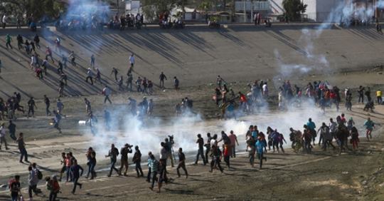 Buckshot_88Fan's tweet photo. Thanks to Nancy and Chuckie, we now have a new caravan at our boarders.....  WHY ARE MEMBERS OF CONGRESS PROMOTING THIS OUT-RAGE.. TO BREAK OUR LAWS?? https://t.co/FPgtUpnAM4
