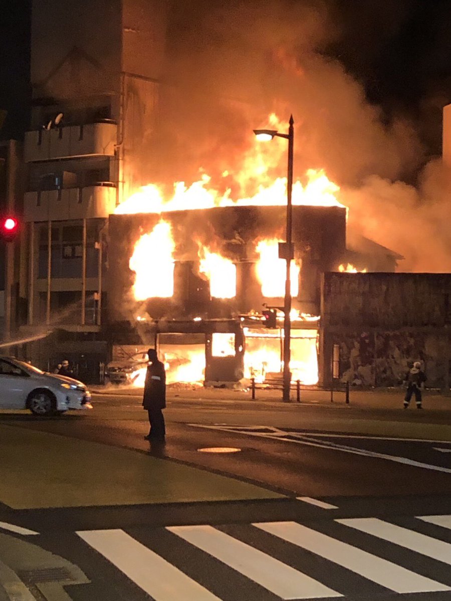 和歌山市西布経丁で大きな火事が起きている現場画像