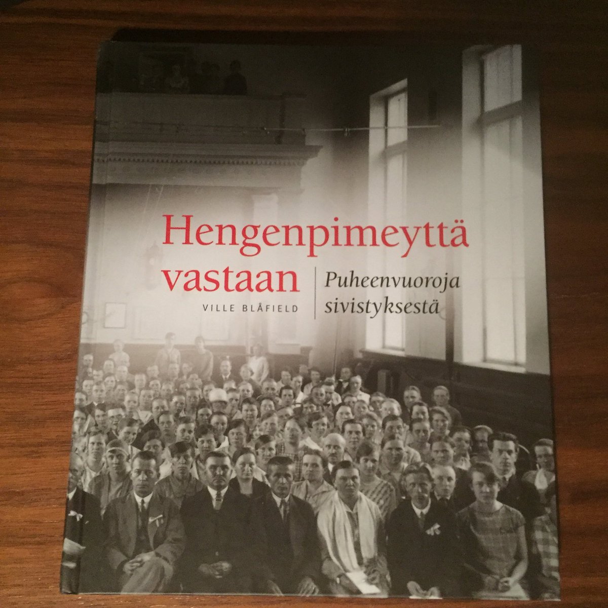 ”Sivistyksellä oli tärkeä rooli luokkaerojen kaventamisessa silloin, kun Suomen historiassa vielä yritettiin nostaa kokonaisia luokkia ylöspäin. En näe enää tällaista projektia ympärilläni.” Psykoterapeutti Katriina Järvinen tuoreessa uutuuskirjassa ”Hengenpimeyttä vastaan”