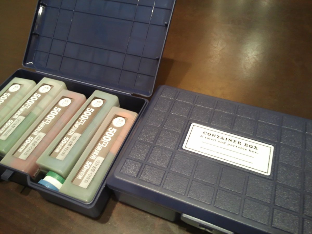 テンデイズさんの木製コインを開けたぞー！先人の呟きのお陰で500円ケースが入るってわかって感謝！！コインケースも収納箱もセリアで買ったよ。