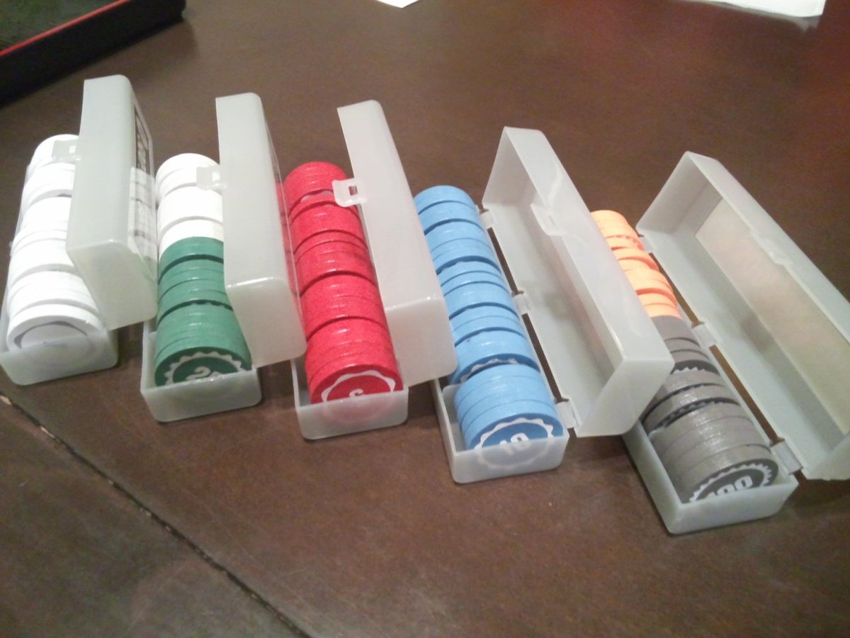 テンデイズさんの木製コインを開けたぞー！先人の呟きのお陰で500円ケースが入るってわかって感謝！！コインケースも収納箱もセリアで買ったよ。