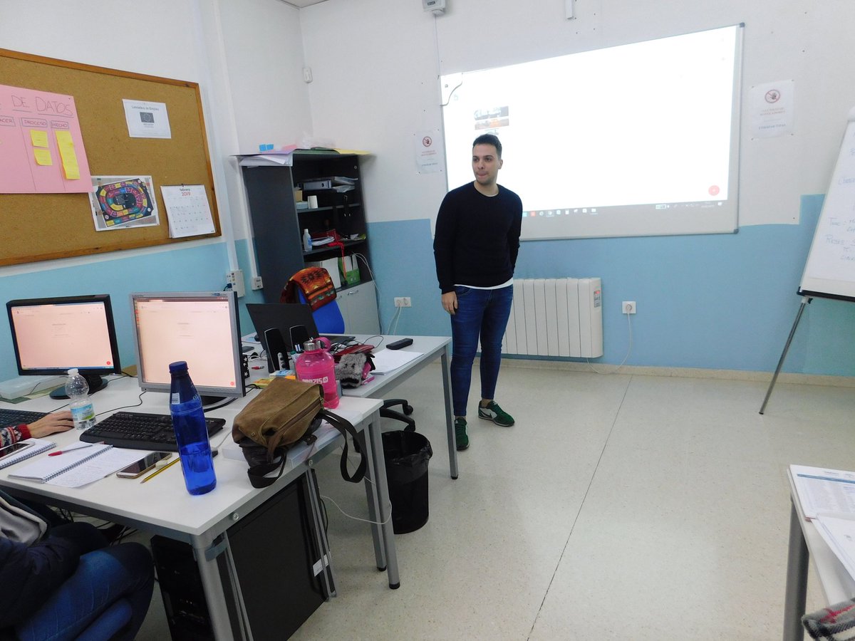 LucenaLanzadera's tweet photo. Hoy nuestro compi Antonio, técnico informático nos ha impartido la primera clase de Google Site, para así los participantes puedan desarrollar sus propias páginas webs. 
@Lanzaderas_EES @FundacionSMLRPH @fundacionTef https://t.co/jntAqiID5W