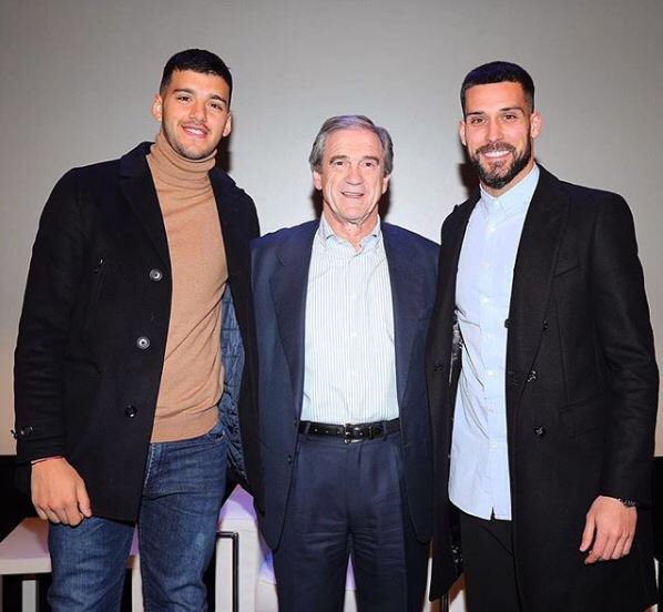 M_A_Moya's tweet photo. Foto para el recuerdo con una leyenda de la @RealSociedad como es ARCONADA. @gerorulli y yo hemos podido disfrutar en primera persona de sus experiencias y visión de lo que significa ser portero 🙌🏻 Además de tomar buena nota!!! 👌🏻🔵⚪️ https://t.co/kuDlh7COch