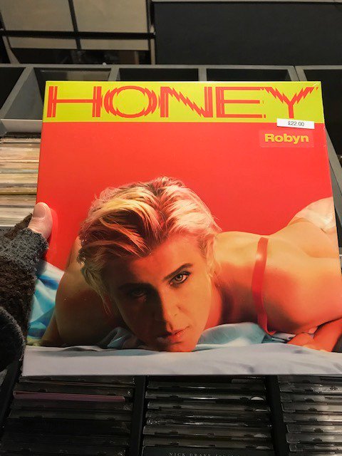 thevicioussquir's tweet photo. In this week's delivery... #vinyljustin #robyn https://t.co/HL8IcF0Cei
