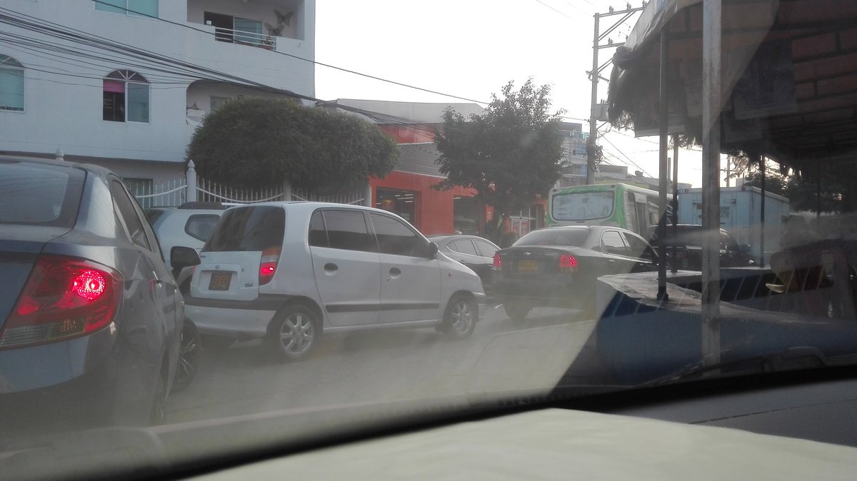 Segundo día consecutivo de trancones en la antigua carretera de Ternera, desde la Concepción, a la altura del Supermercado Ara, hasta el c.c. San Fernando. Cuántos Policías de tránsito? R/ cero.