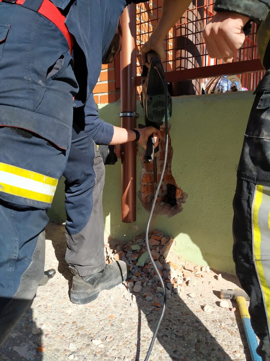 Parque_11's tweet photo. Rescate de un niño en #Sanse #Ceipfuentesanta  Se ha quedado atrapado entre una pared y una tubería mientras jugaba . 
#BomberosCM @policia #PoliciaLocalSanse https://t.co/zotBuymo15