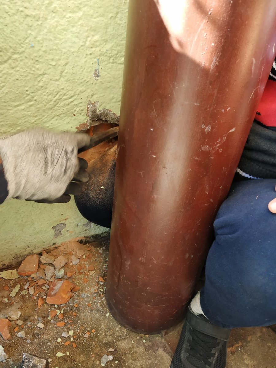 Parque_11's tweet photo. Rescate de un niño en #Sanse #Ceipfuentesanta  Se ha quedado atrapado entre una pared y una tubería mientras jugaba . 
#BomberosCM @policia #PoliciaLocalSanse https://t.co/zotBuymo15