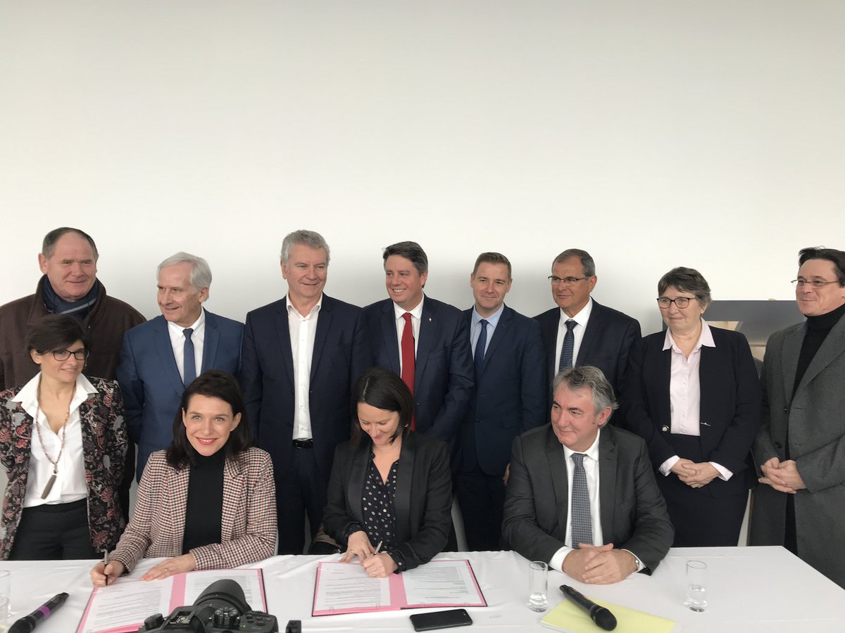 À #Nantes au Marché d’Intérêt National ce matin, j’ai signé le contrat de développement métropolitain avec <a href="/Johanna_Rolland/">Johanna Rolland</a>, Présidente de <a href="/NantesMetropole/">Nantes Métropole</a>.
La Région #PaysDeLaLoire finance pour 17 M€:
✅4 projets structurants portés par la Métropole
✅1 projet par commune (24)