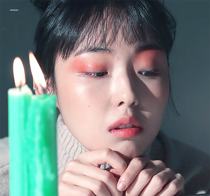 앗 ... 다들 새해복 많이 받으세요!! 설날 연휴 즐겁게 보내시길 바랍니다🥰
블로그 정리를 조만간 해야 하는데 시간이 없네요...8ㅁ8 아까 만든 움짤의 캡쳐를 조심스레 올려보아요... 화보장인 전소니💝🎇🎆(촛불 이모지가 없어 슬픈 사람...)