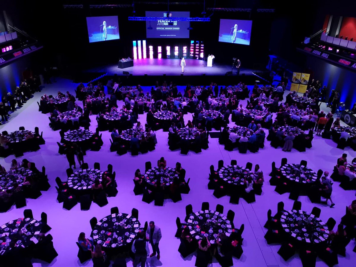 JohnPhillipsBAM's tweet photo. Thanks to the @bonusarenahull for sending photos of the arena in action! Hull City Council gave @BAMConstructUK some great feedback last week, they told us... "If you choose a world class team, you get a world class venue. They got that in Leeds &amp; now we have that in Hull." https://t.co/hICxggrBmC