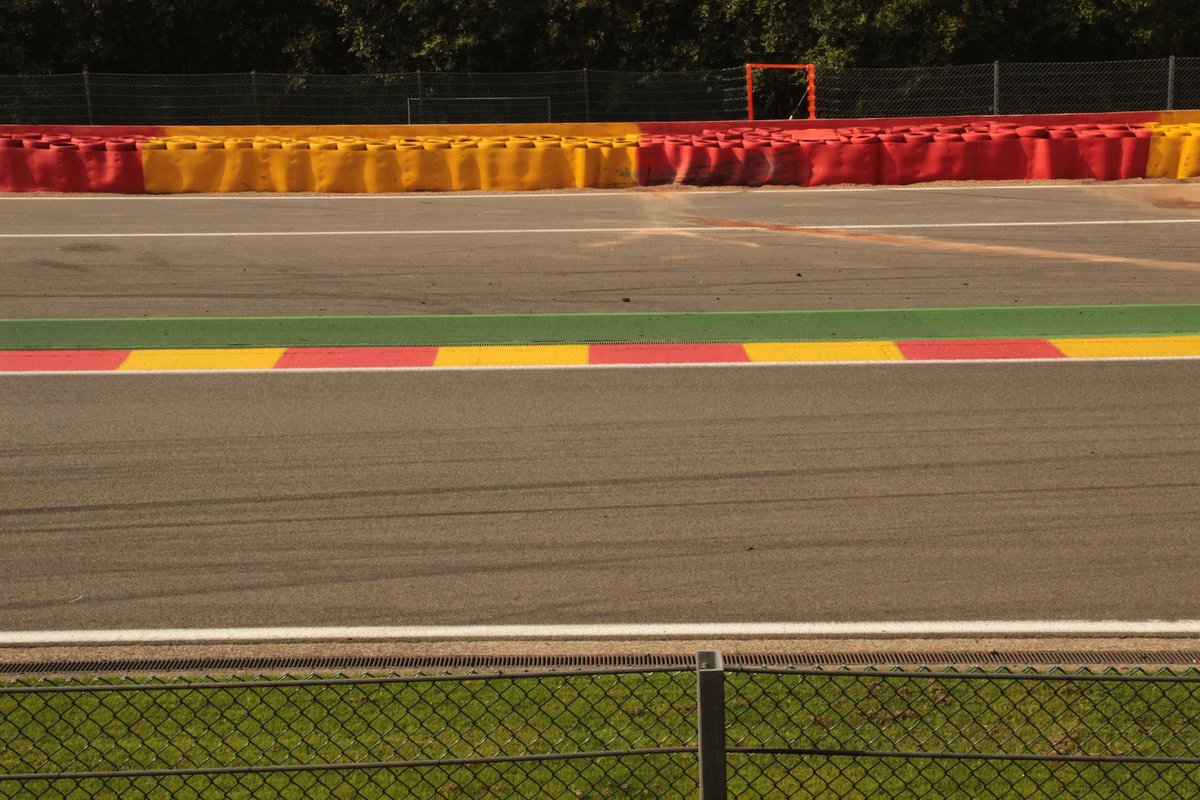 Track Art Tuesday... Red, yellow, green

#trackart #trackarttuesday #whereiwanttobe #racetrack #racetracks #artofracing #greatcorners #greatestcorners #lovedriving #drivingpassion #highperformancedriving #performancedriving #speedsecrets #drivercoach #drivercoaching #hpde