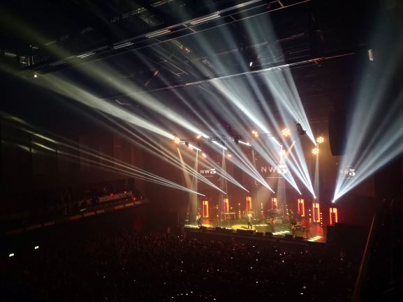 JohnPhillipsBAM's tweet photo. Thanks to the @bonusarenahull for sending photos of the arena in action! Hull City Council gave @BAMConstructUK some great feedback last week, they told us... "If you choose a world class team, you get a world class venue. They got that in Leeds &amp; now we have that in Hull." https://t.co/hICxggrBmC