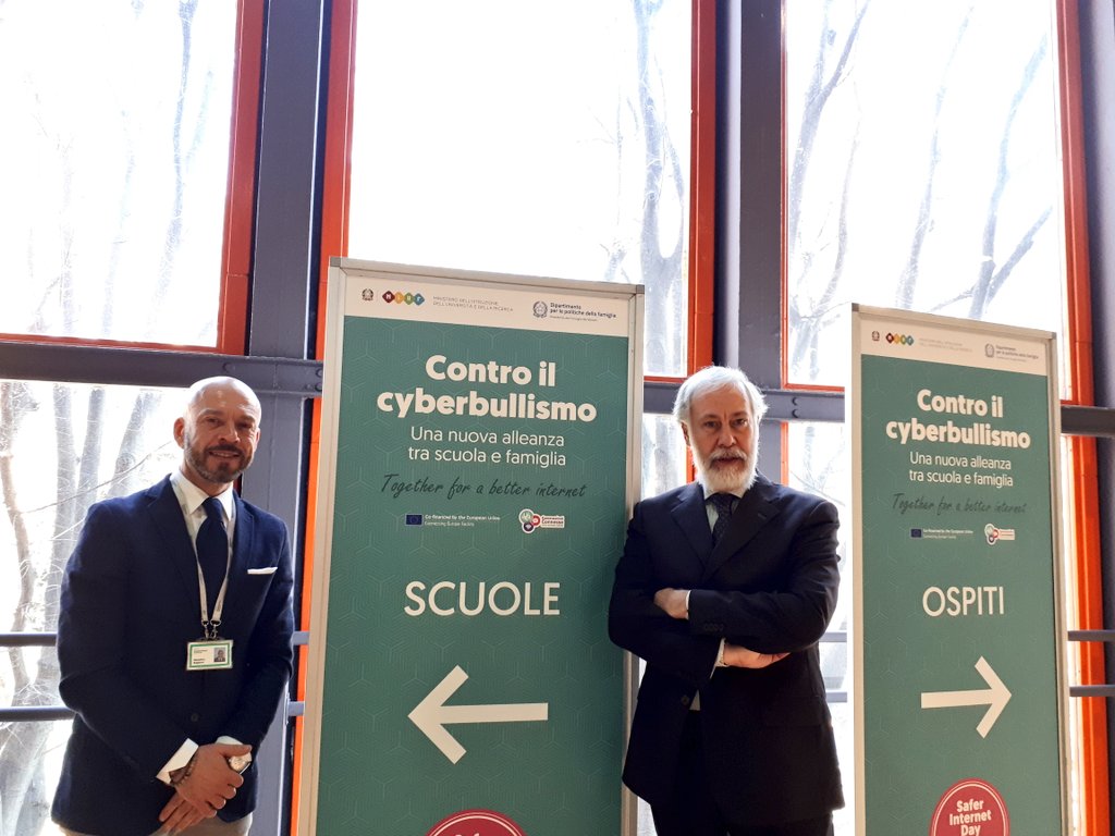 enrico_martines's tweet photo. Orgoglioso di portare il contributo di @HPE_IT nel contrasto al #cyberbullismo. Con il nostro programma #Safe2Web, da 5 anni, portiamo la sicurezza in rete nelle scuole.
#saferinternetday 
#SaferInternetDay2019 
@SaferinternetIT 
@MiurSocial https://t.co/1L5NF7wtgr