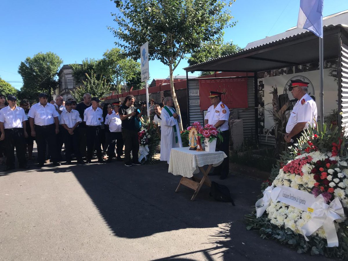 bomberosRA's tweet photo. El tesorero de @bomberosRA Daniel Emmert está en Barracas, frente a Iron Mountain donde se llevó a cabo una ceremonia religiosa con ofrendas florales y formación de bomberos. Además, se realizó un toque de sirena en memoria de los #HéroesDeBarracas https://t.co/AS6ruQeQix