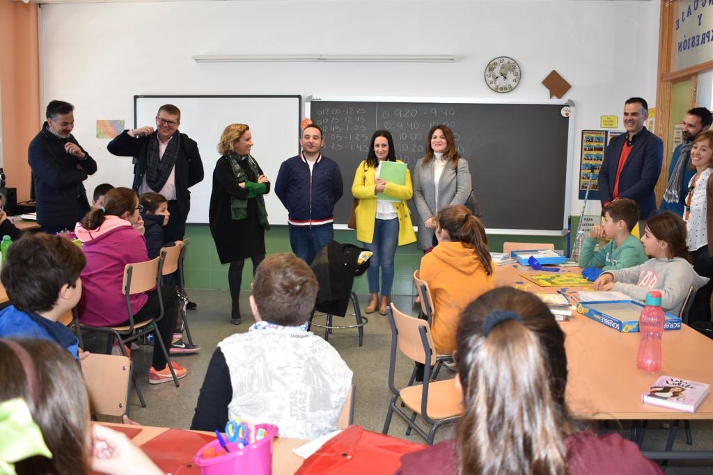 AdelaMCacha's tweet photo. 👉🏻 Más cerca de nuestros centros educativos. Más cerca de docentes, alumnos y familias. 
Por primera vez, todo el equipo de #EducaciónRM realiza su reunión semanal fuera de la Consejería. Gracias 👏🏻 al @AtalayaCeip de #Cartagena por una acogida tan emotiva. #EsenciaAtalaya https://t.co/qBb5IU8SCf