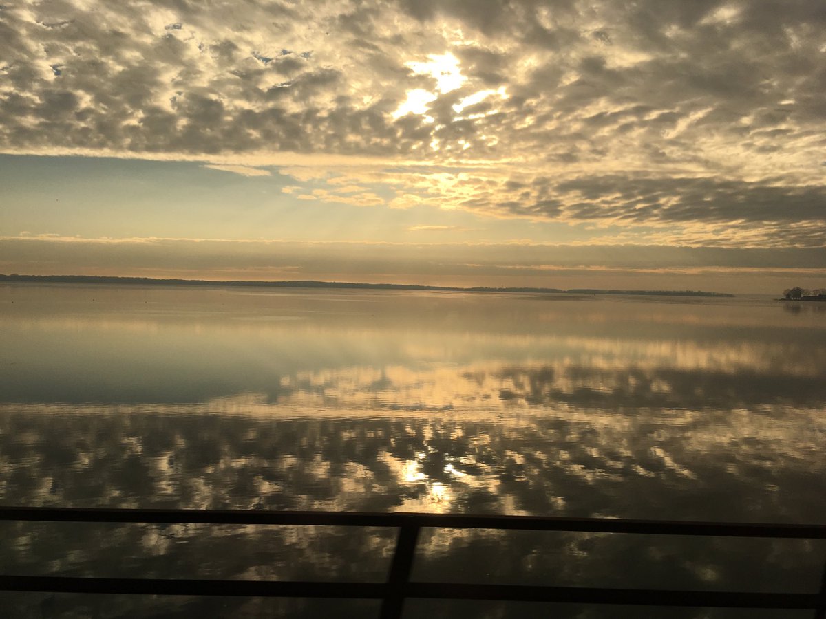 marialenacarr's tweet image. Mirrored clouds. #cannotstop #everythingisbeautiful #picturesfromtrains